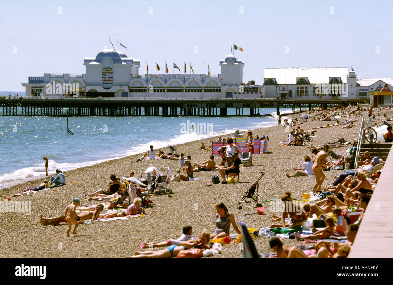 Southsea Hampshire Royaume-uni foule sur la plage près de la jetée Banque D'Images