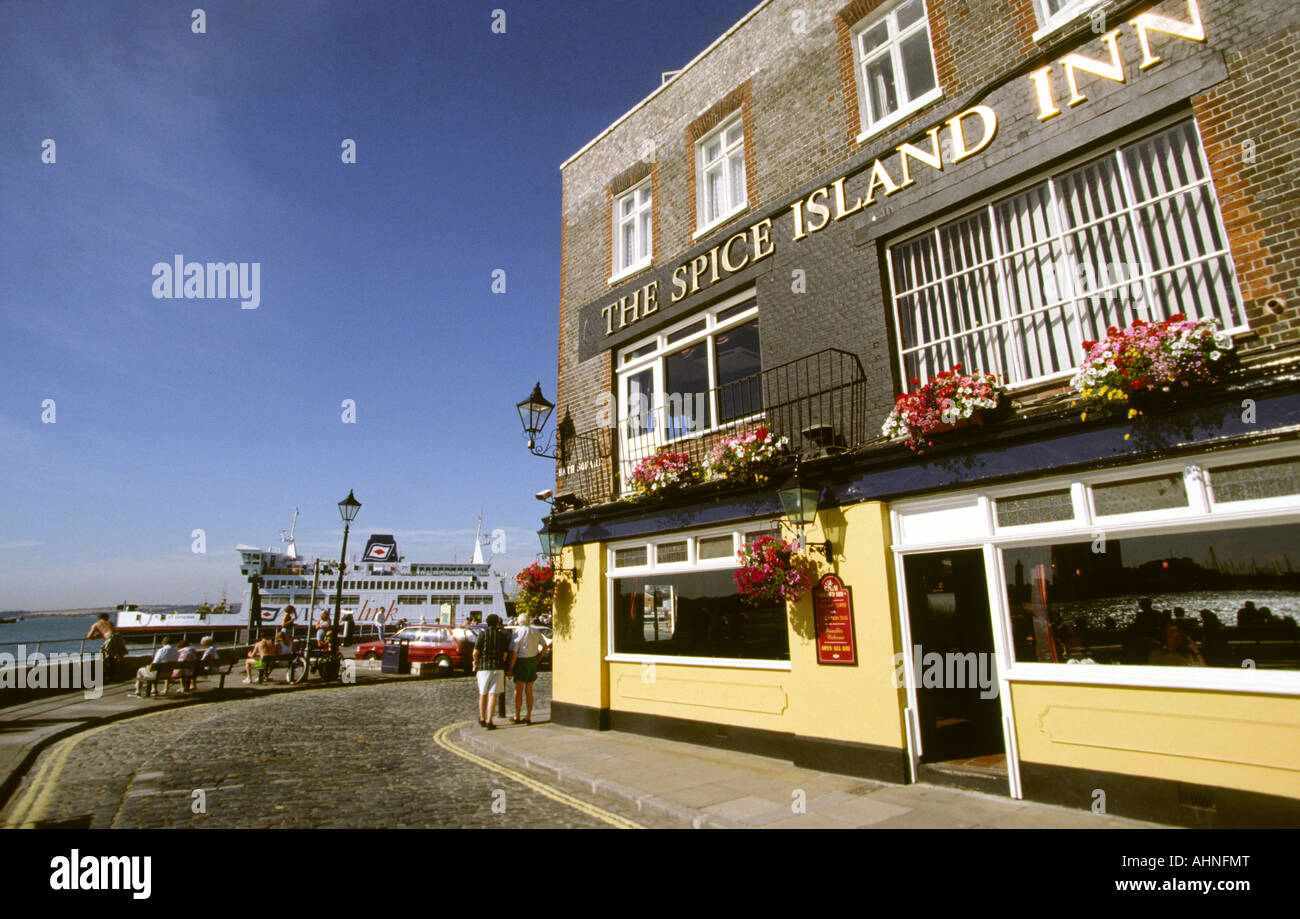 Royaume-uni Hampshire Portsmouth Spice Island Inn et l'île de Wight Ferry Banque D'Images