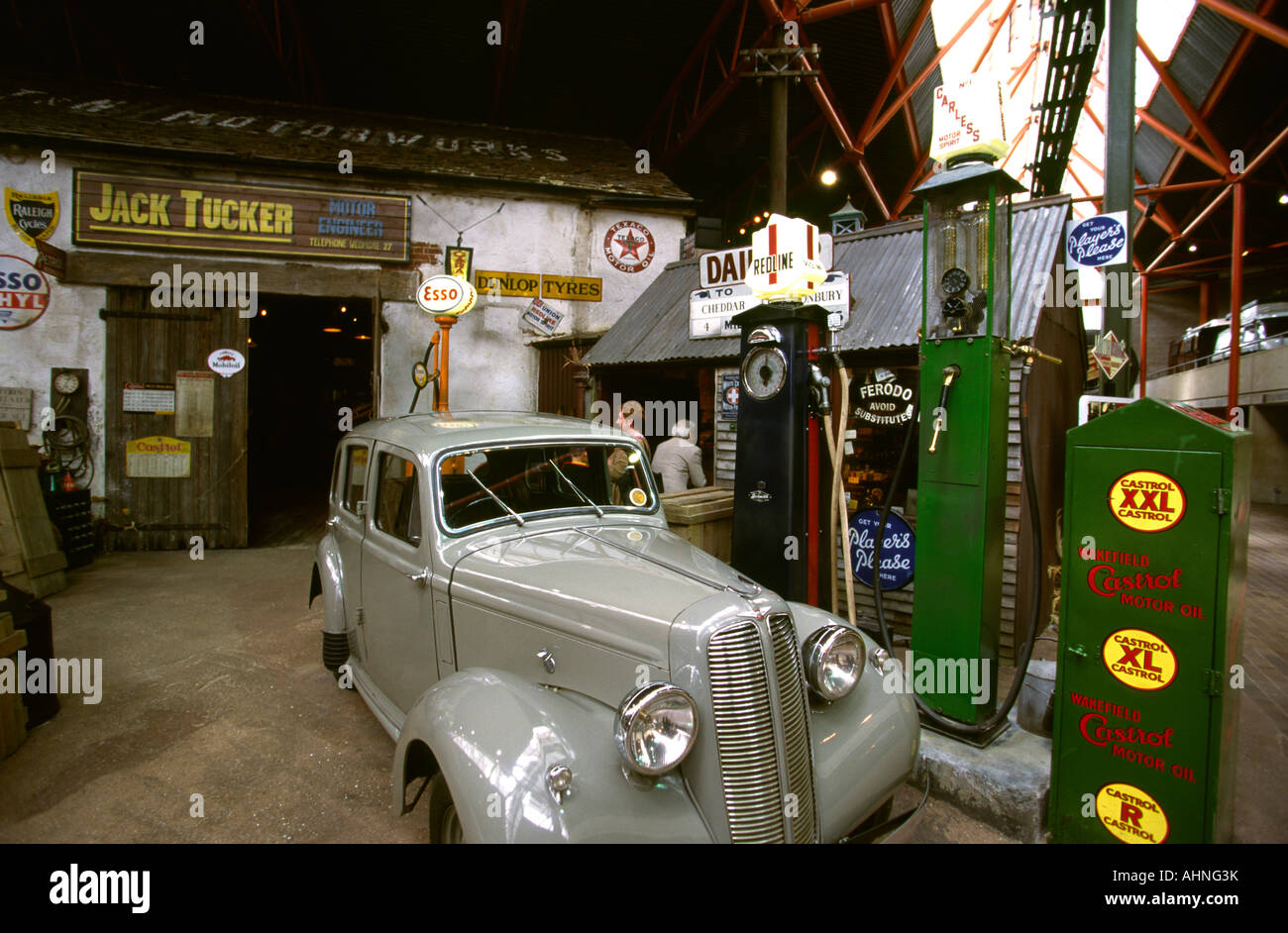 Hampshire Beaulieu National Motor Museum 1950 station service Banque D'Images