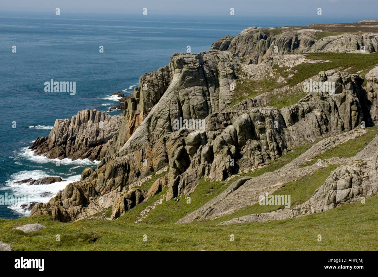 Le Devil's Slide, Lundy, un 400 pieds de pente de rocher, se trouve sur le côté nord-ouest de l'île. Banque D'Images