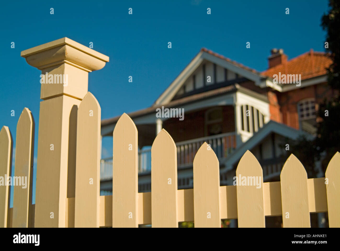 Vieille maison derrière nouveau picket fence Banque D'Images