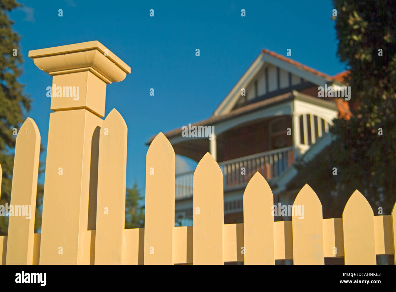 Vieille maison derrière nouveau picket fence Banque D'Images