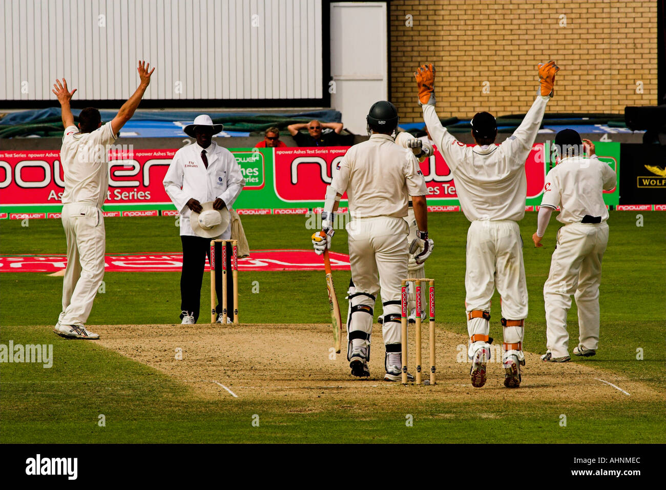 Joueur de cricket est presque joué au cours d'un match de cricket, de l'Angleterre. Banque D'Images