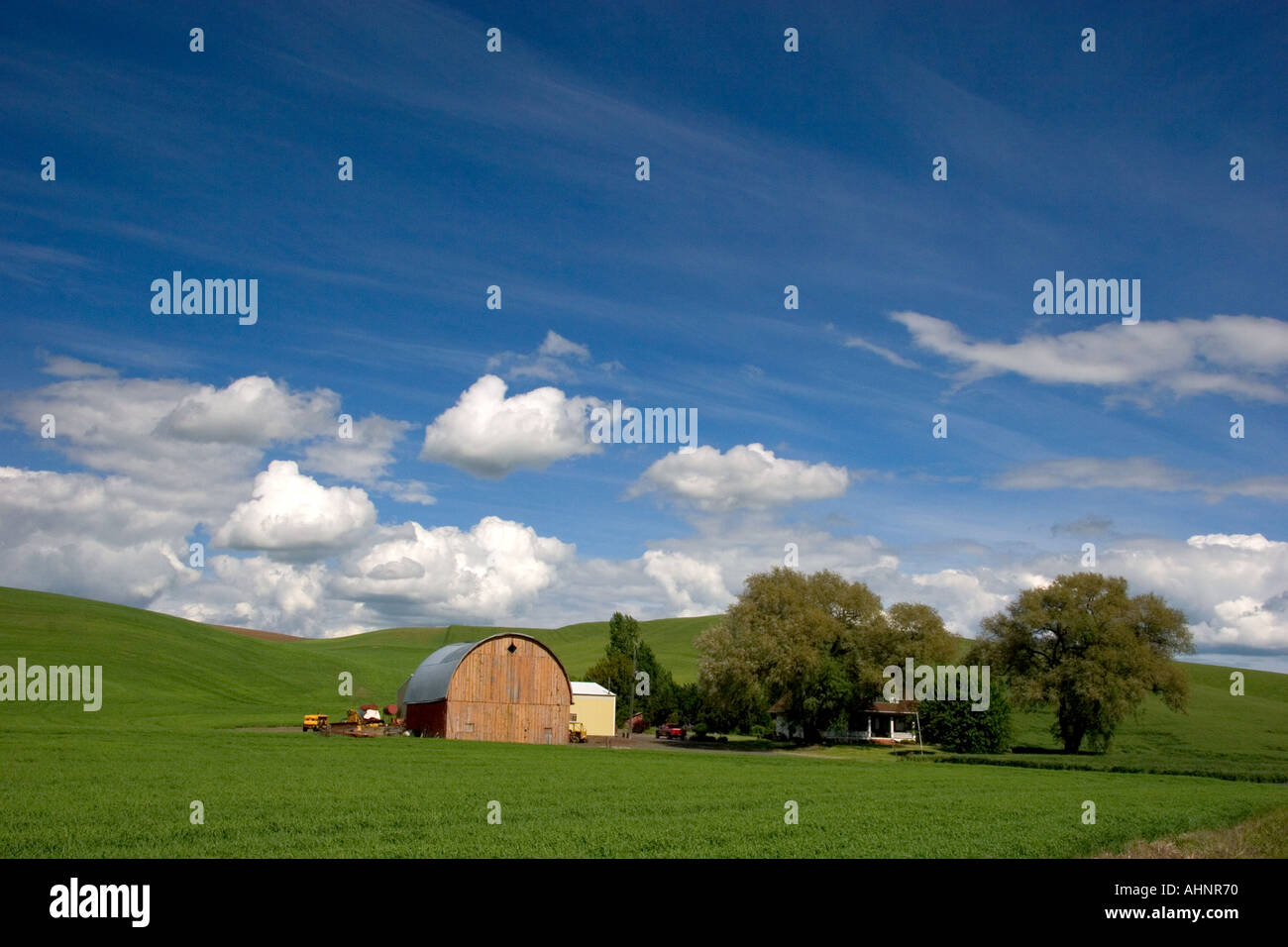 Blé de l'est Washington ferme avec collines et nuages Banque D'Images