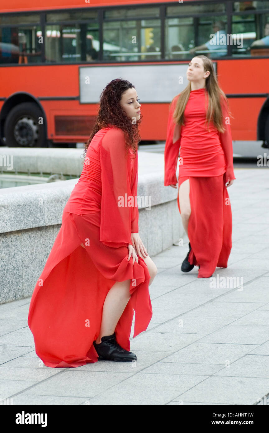 Deux danseurs avec des vêtements rouges dans street festival de danse contemporaine et théâtre, danse en landscapesZaragoza urbain, Espagne Banque D'Images