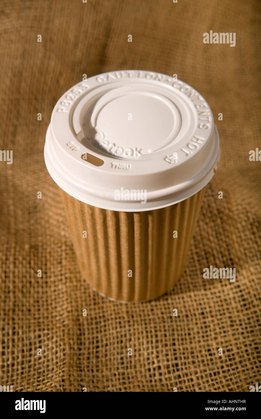 La tasse de café à emporter en studio sur fond de toile de jute Banque D'Images