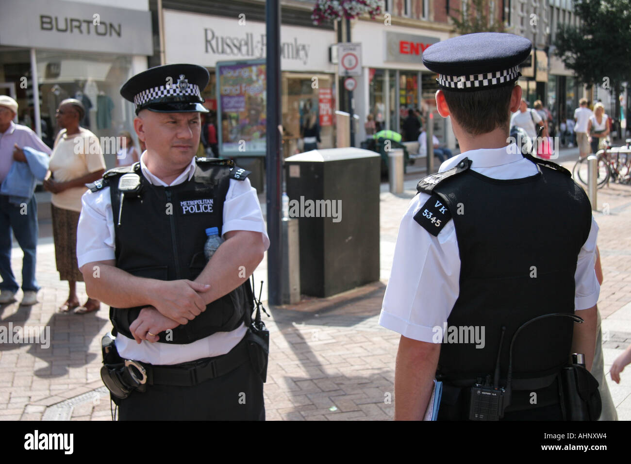 Policiers à regarder en Kingston upon Thames shopping centre Banque D'Images