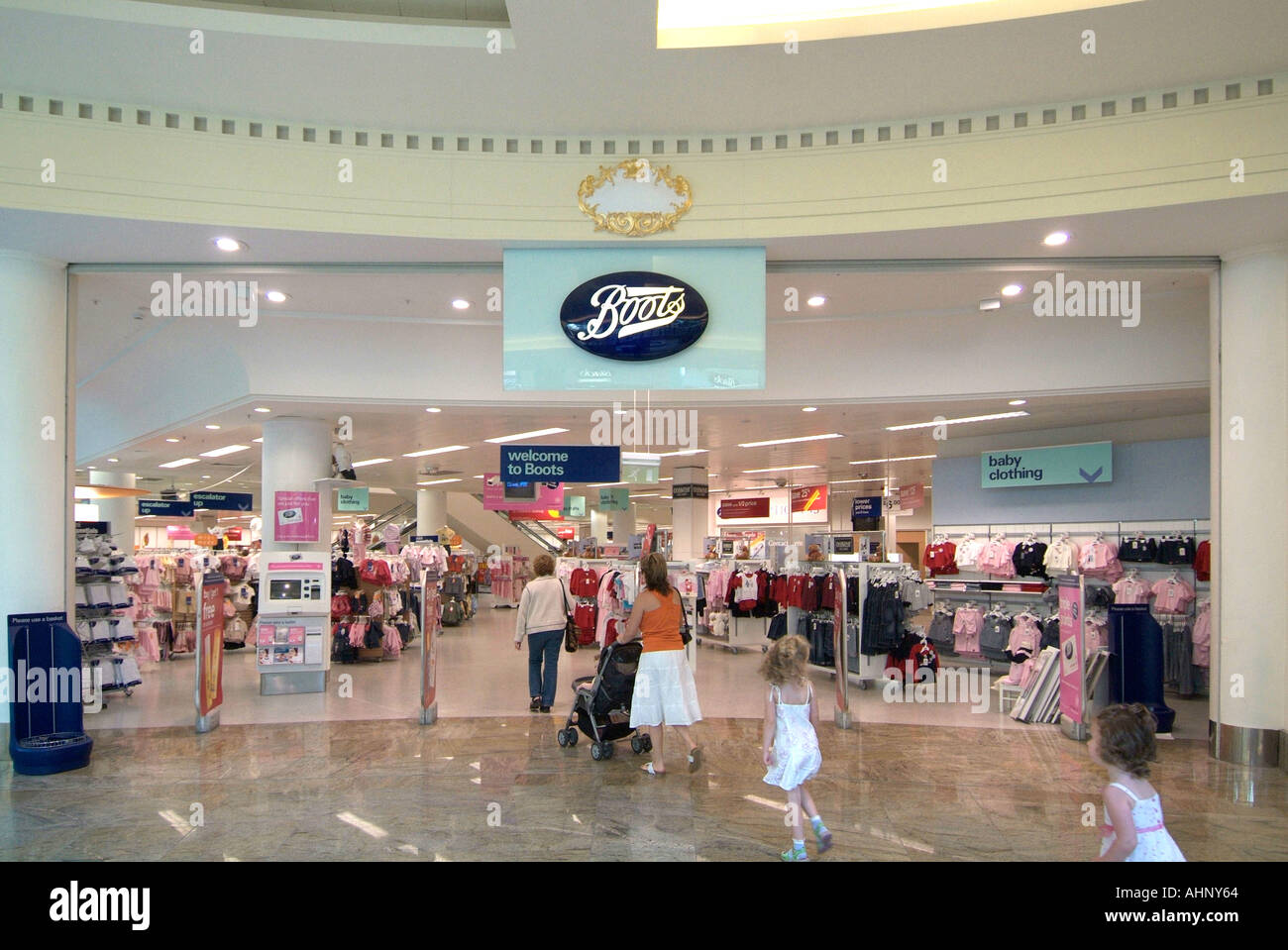 Boots Department store store UK Royaume-Uni Angleterre Europe Go Grande-bretagne Union Européenne UE Banque D'Images