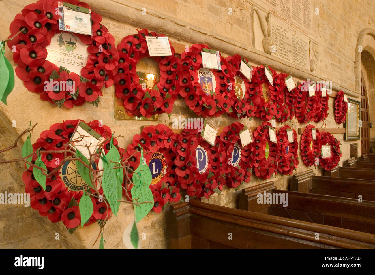 Des couronnes de coquelicots sur le mur le souvenir à St Marys Church Chipping Norton sur Dimanche du souvenir 2004 Banque D'Images