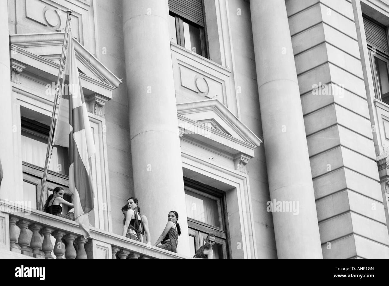 Danseurs dans une danse contemporaine et théâtre de rue festival. Place d'Espagne, Zaragoza, Aragon, Espagne. Banque D'Images