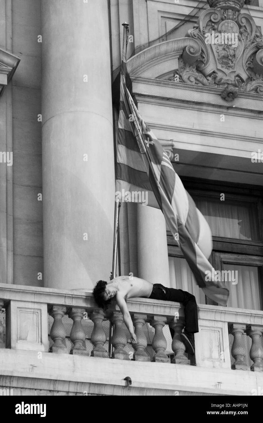 Danseuse dans une rue de la danse contemporaine et théâtre Festival. Place d'Espagne, Zaragoza, Aragon, Espagne. Banque D'Images