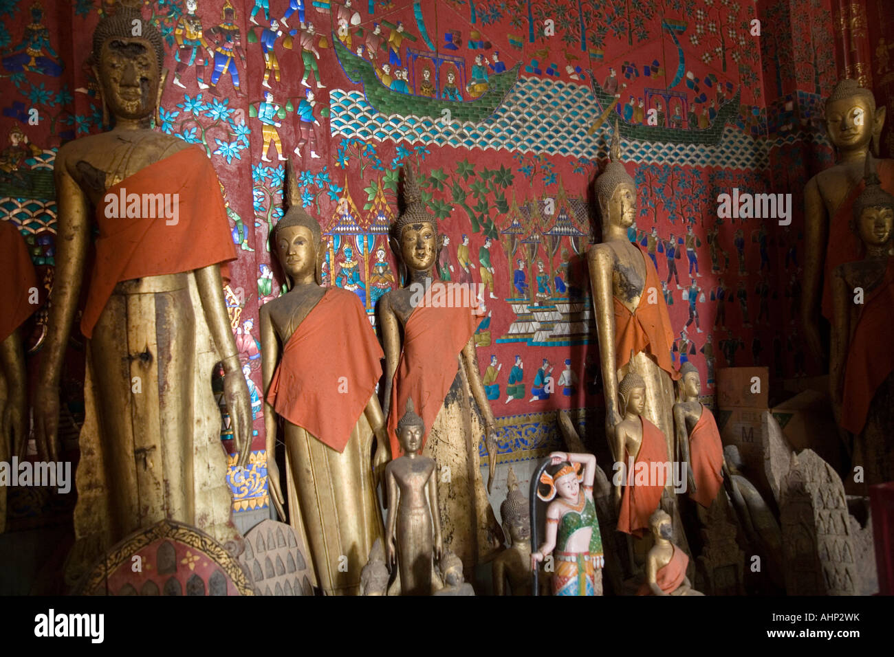 Statues de Bouddha dans la mémoire de la chambre funéraire du Temple Xieng Thong à Luang Prabang au Laos où transport funéraire royale est conservé Banque D'Images