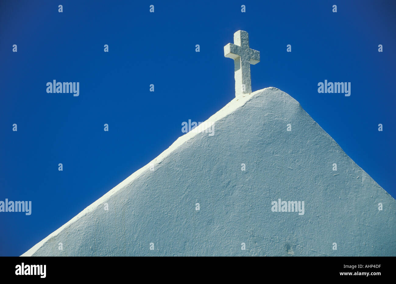 Ciel bleu croix blanche sur l'église grec traditionnel Crète Grèce eu Europe eye35.com Banque D'Images