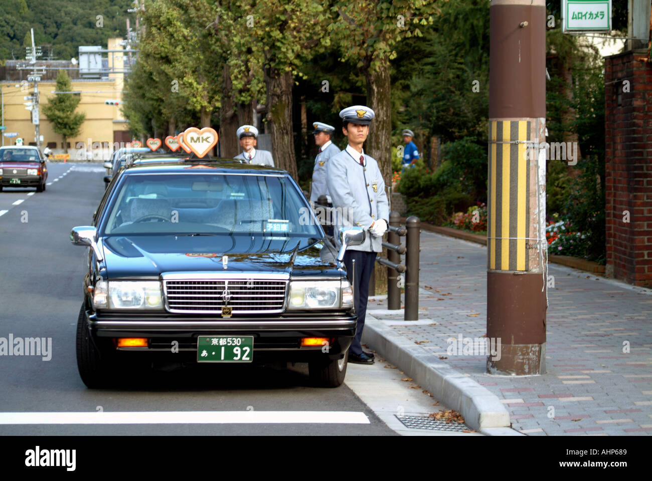 MK taxi chauffeurs de l'entreprise de Kyoto Japon En attente Banque D'Images