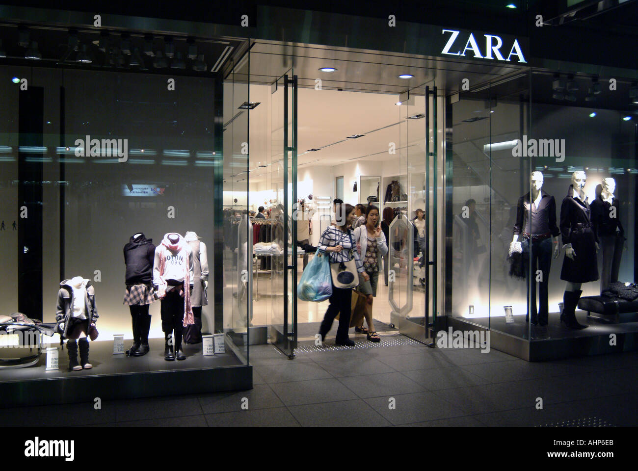 Boutique Zara dans Shijodori Japon Kyoto Photo Stock - Alamy