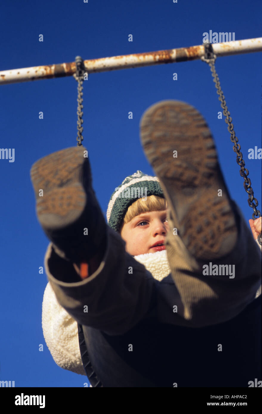 Swinging sur enfant garçon swing on Swing Banque D'Images