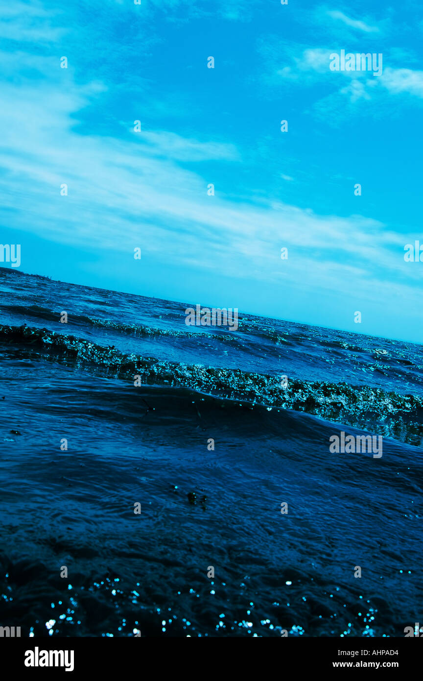 Les vagues de l'eau simple bleu foncé croix film traité incliné vers l'horizon vertical Banque D'Images