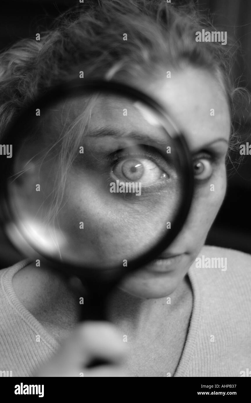 Femme avec une loupe et big eye Banque D'Images