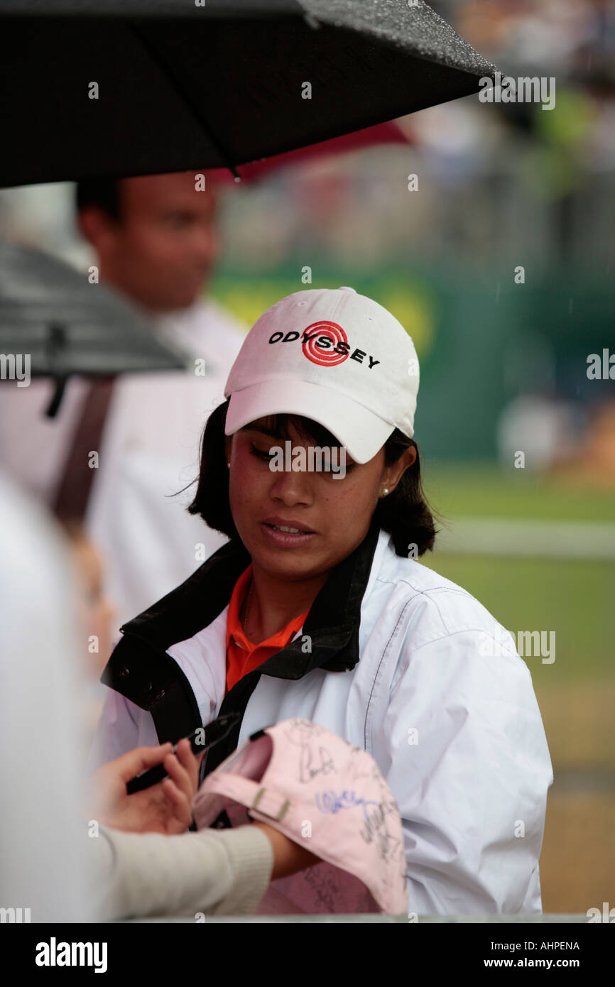 Julieta Granada de signer des autographes après les derniers jours jouer au Royal Lytham pour le Womens British Open en 2006. Banque D'Images