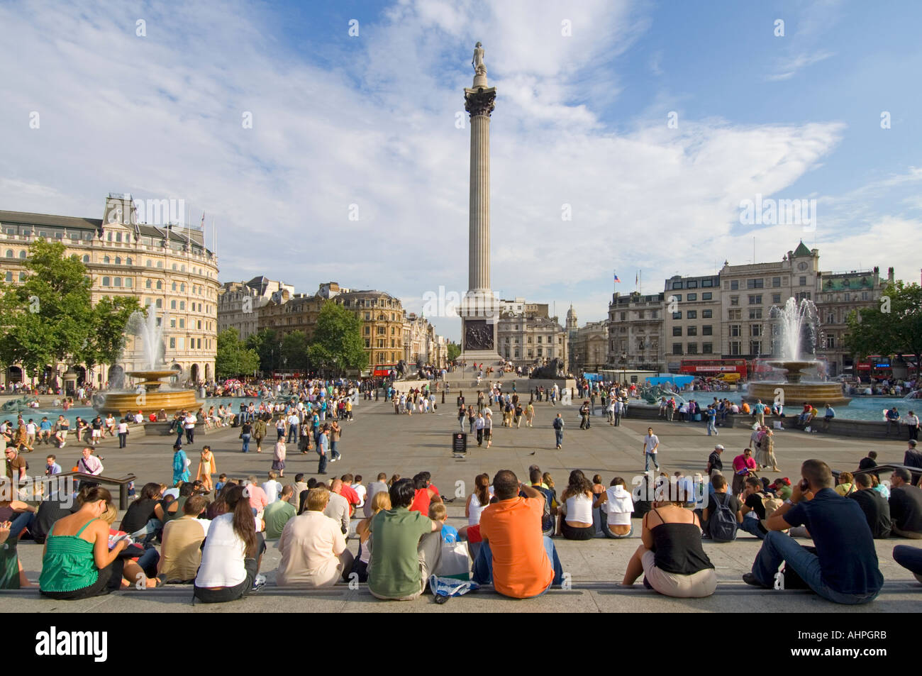 Les touristes et les résidents sur les marches de la National Gallery au cours d'une chaude journée d'été donnant sur Trafalgar Square. Banque D'Images