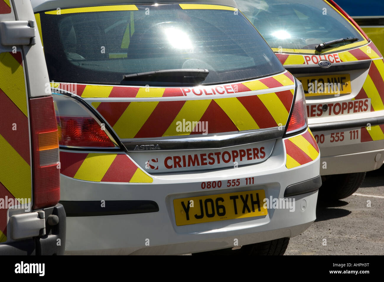 Ligne de voitures de police stationnées véhicules crimestoppers signe Angleterre Royaume-Uni GB Grande-Bretagne Banque D'Images Ligne de voitures de police stationnées véhicules crimestoppers signe Angleterre Royaume-Uni GB Grande-Bretagne Banque D'Images