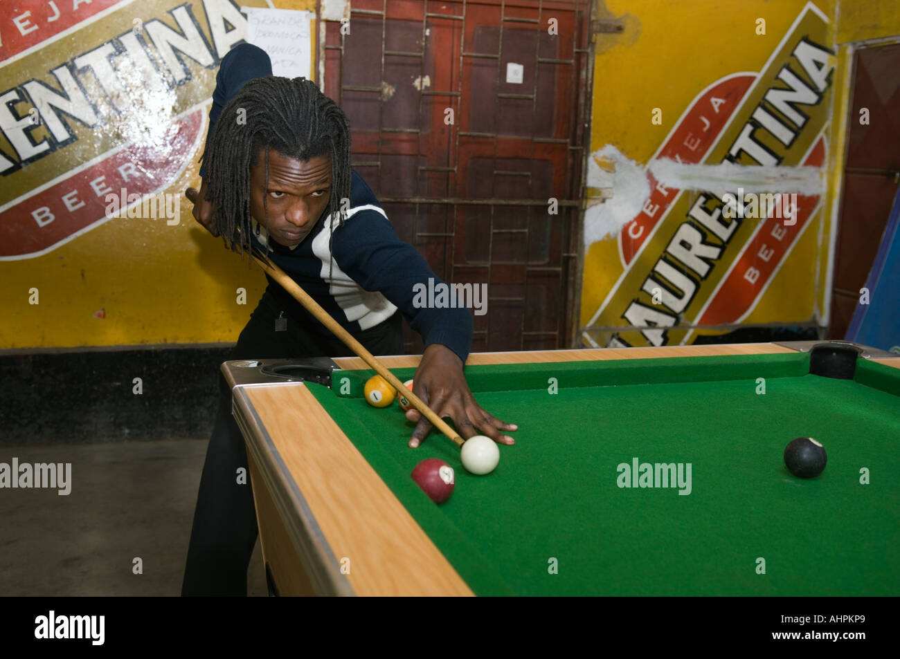 Table de billard au marché Xipamanine, Maputo, Mozambique Banque D'Images