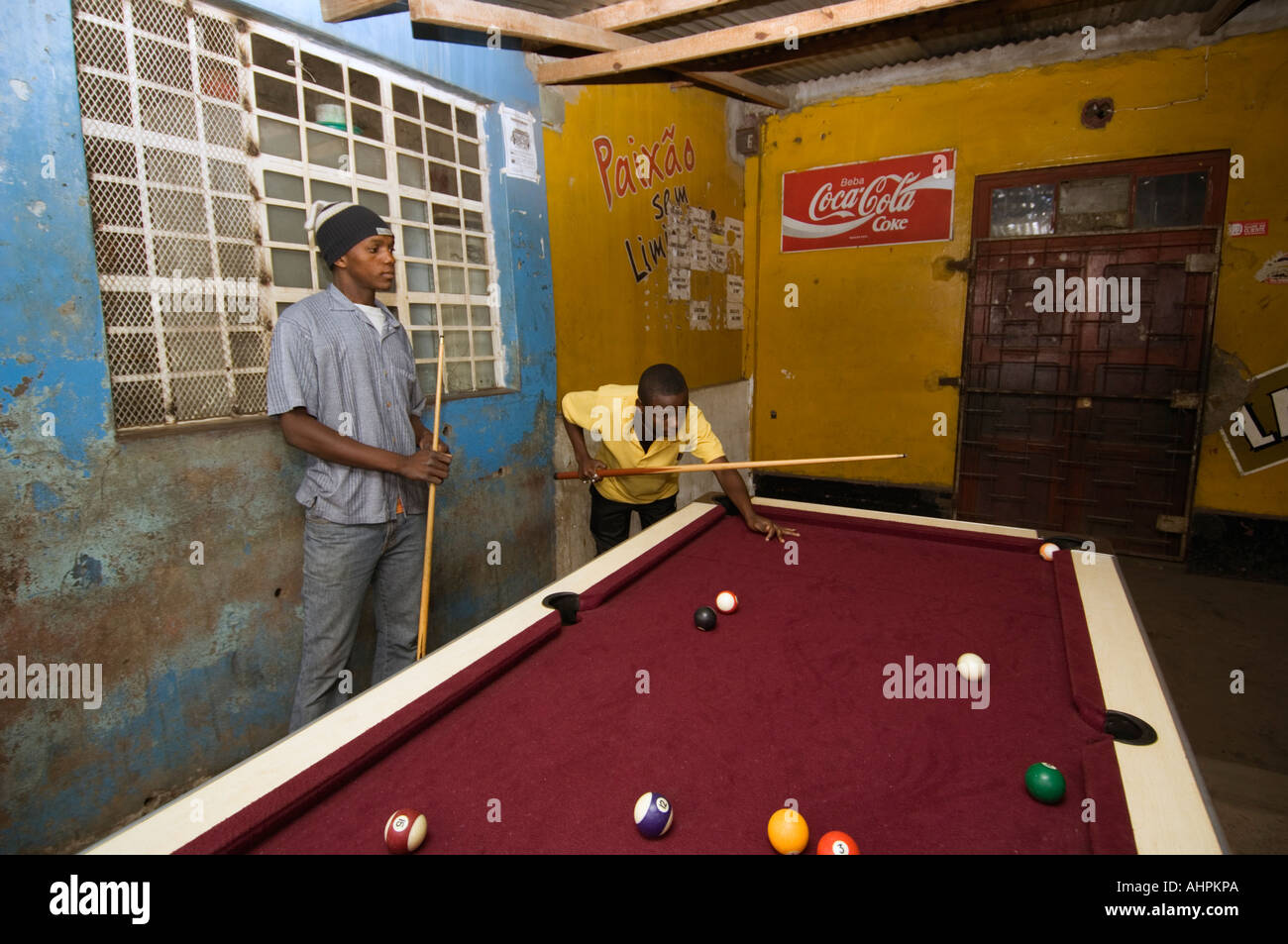 Table de billard au marché Xipamanine, Maputo, Mozambique Banque D'Images