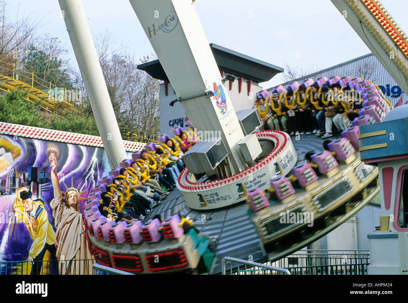 Pendule en rotation rotation oscillante ouragan ride dans le parc d'attractions Everland Séoul
