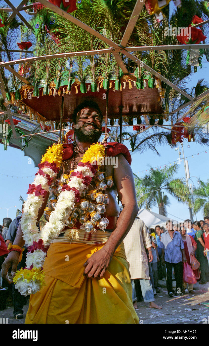 Thaipusam dévot portant un kavadi et dansant autour dans une transe à Batu Caves Kuala Lumpur Malaisie Asie du sud-est Banque D'Images