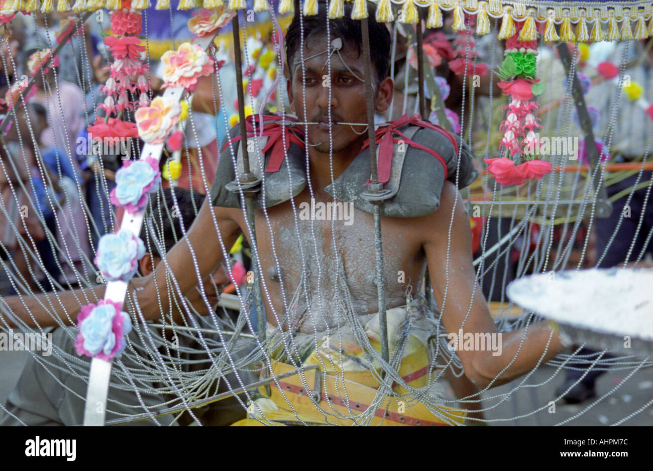 Thaipusam dévot portant un kavadi et reposant sur une chaise près de grottes de Batu Kuala Lumpur Malaisie Asie du sud-est Banque D'Images