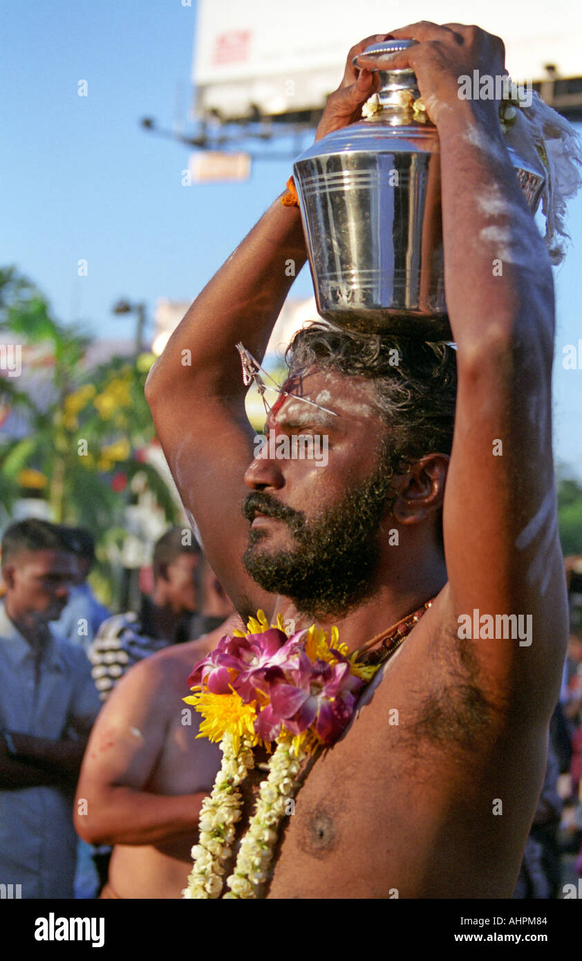 Thaipusam dévot exercice offrant pot rempli de lait de coco à marcher vers les grottes de Batu Kuala Lumpur Malaisie Asie Banque D'Images