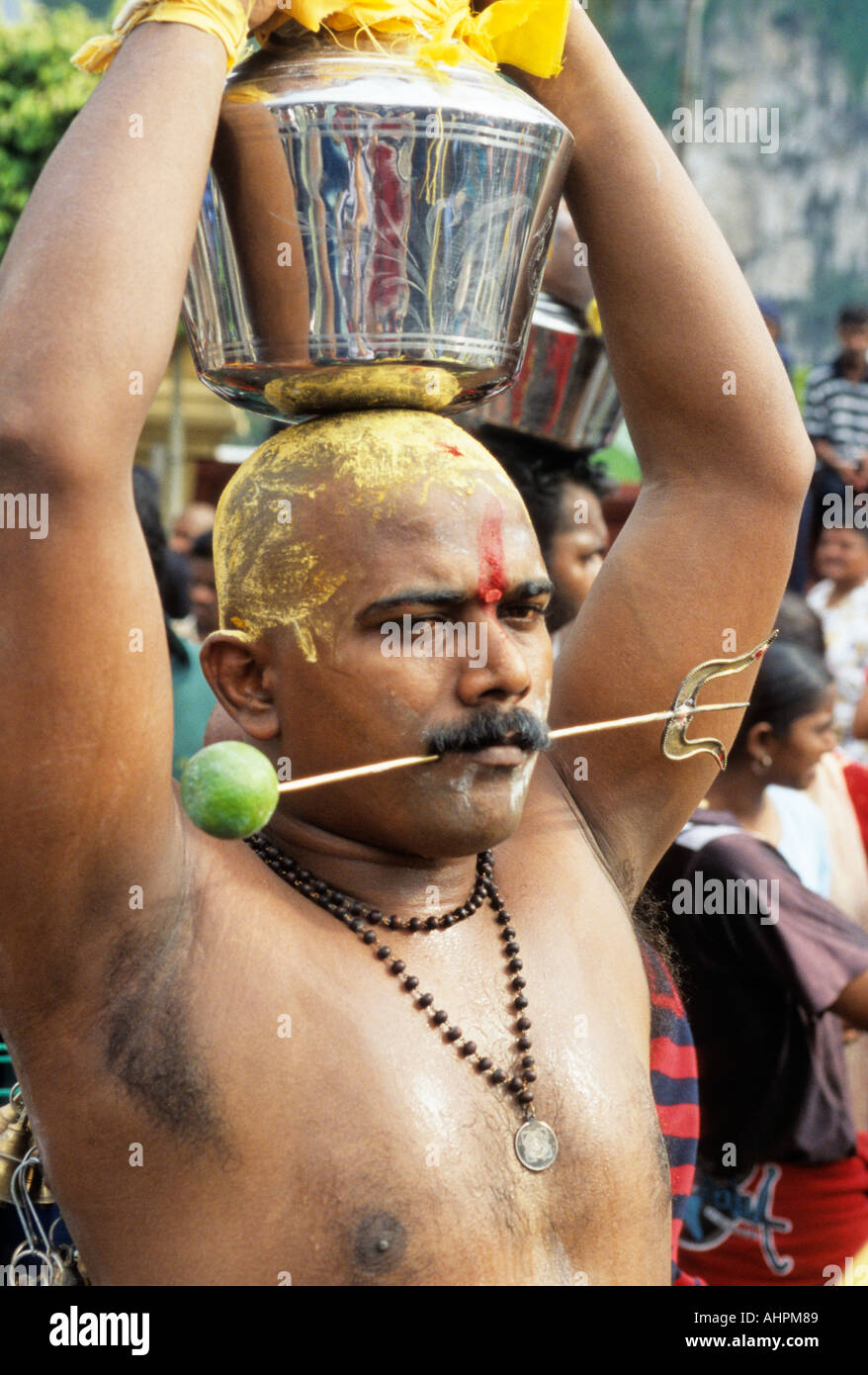 Thaipusam dévot exercice offrant pot rempli de lait de coco à marcher vers les grottes de Batu Kuala Lumpur Malaisie Asie Banque D'Images