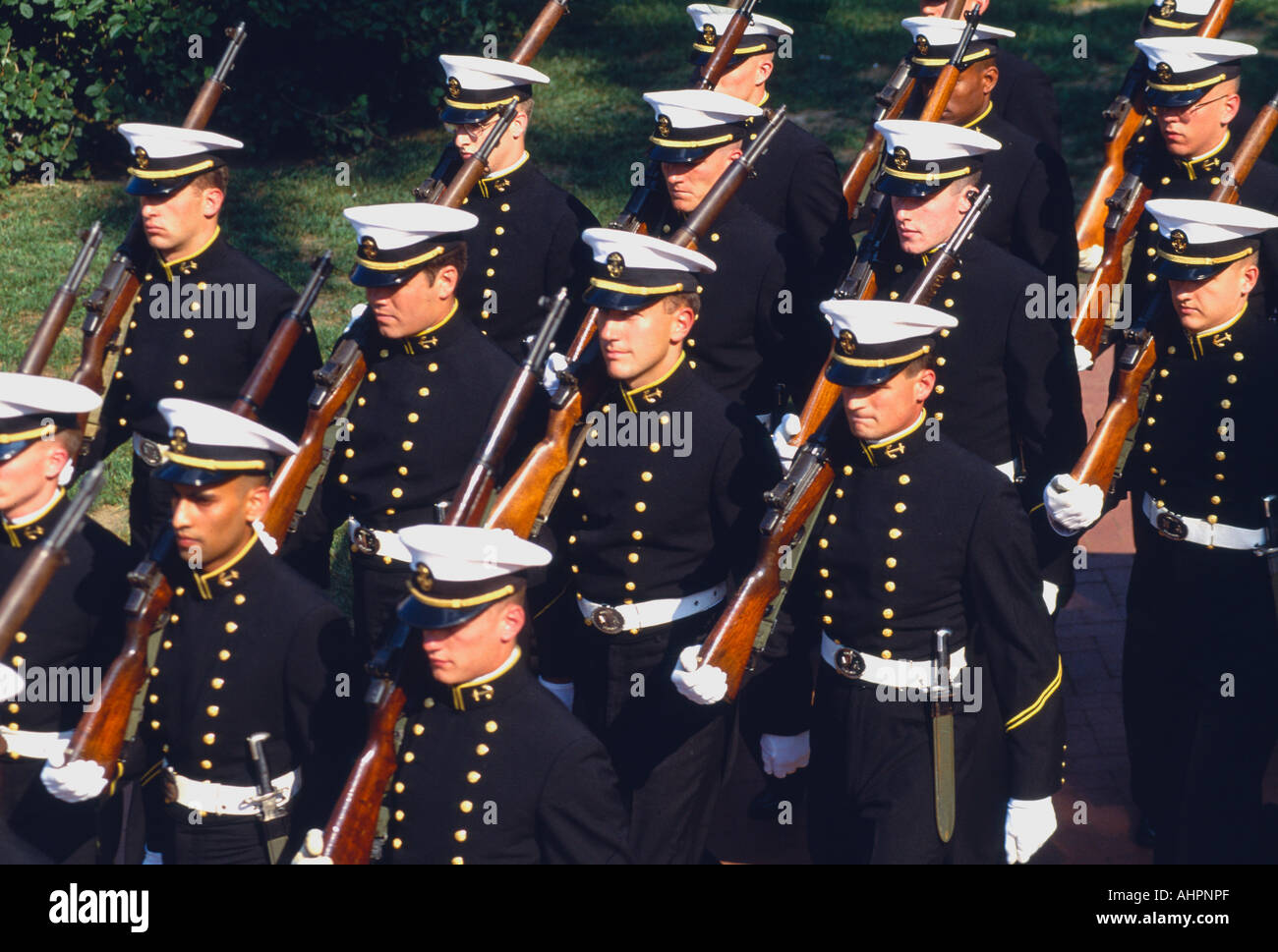 U S'École navale d'aspirants en tenue habillée pour Annapolis Maryland parade Banque D'Images