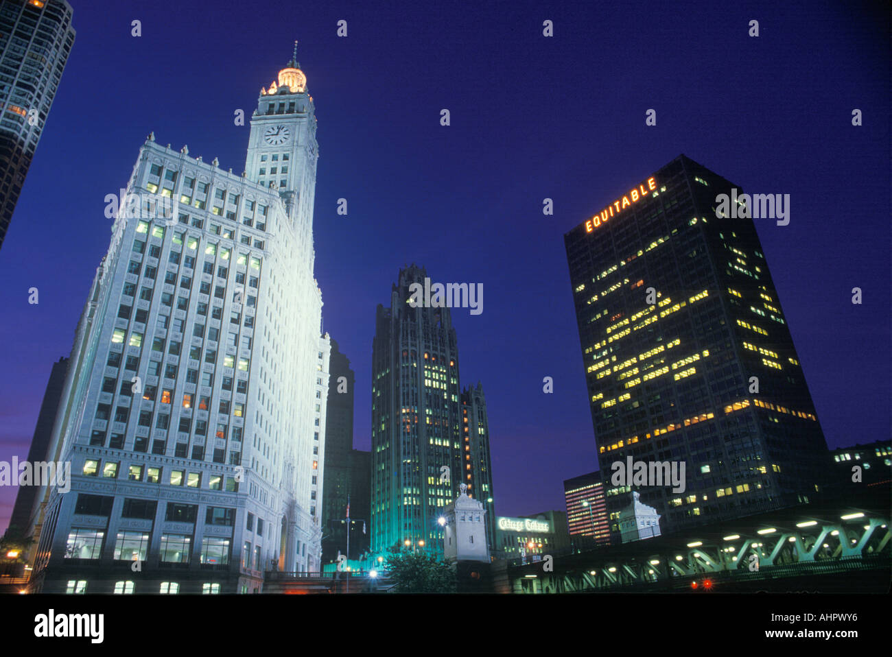 Le centre-ville de Chicago la nuit la boucle avec rivière Chicago Chicago Illinois Banque D'Images