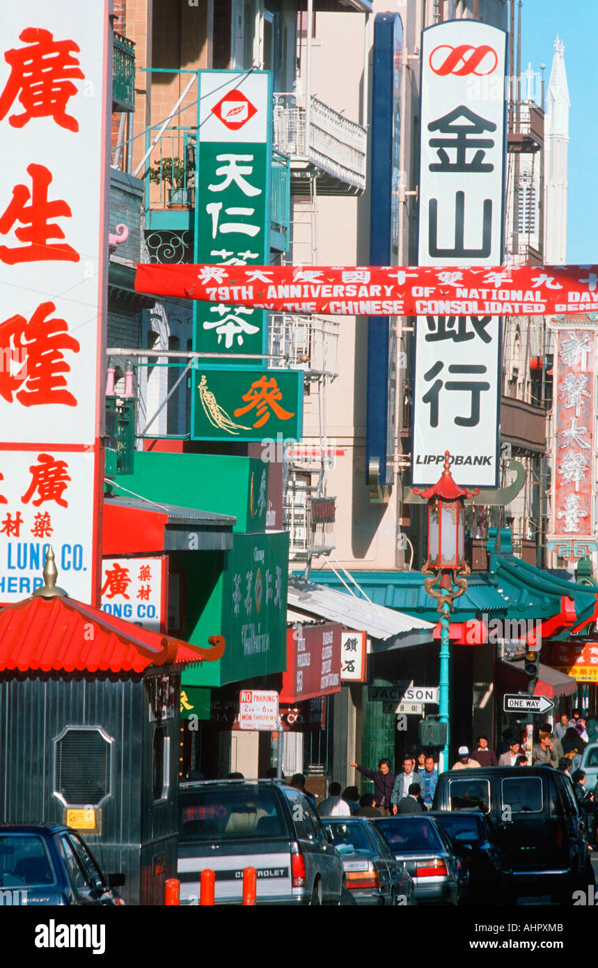 Rue animée de District Chinatown de San Francisco Californie Banque D'Images