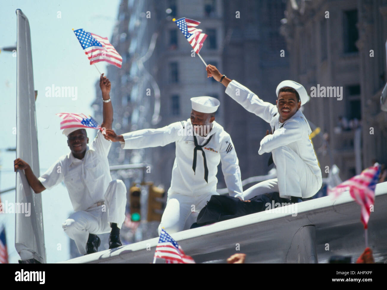 Trois marins américains africains célébrant la Tempête du désert la revue de la Victoire New York New York Banque D'Images