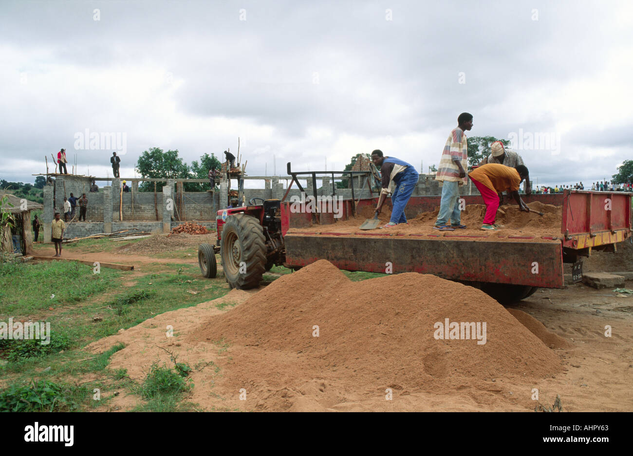 Les populations locales reconstruisent une école de village endommagée pendant la guerre civile. Massaca, Mozambique Banque D'Images