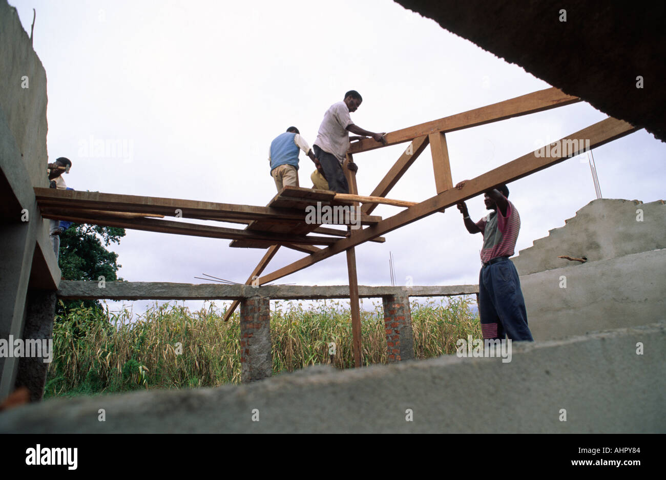 Les ouvriers qui reconstruisent une école ont été endommagés pendant la guerre civile. Zambezia, Mozambique Banque D'Images