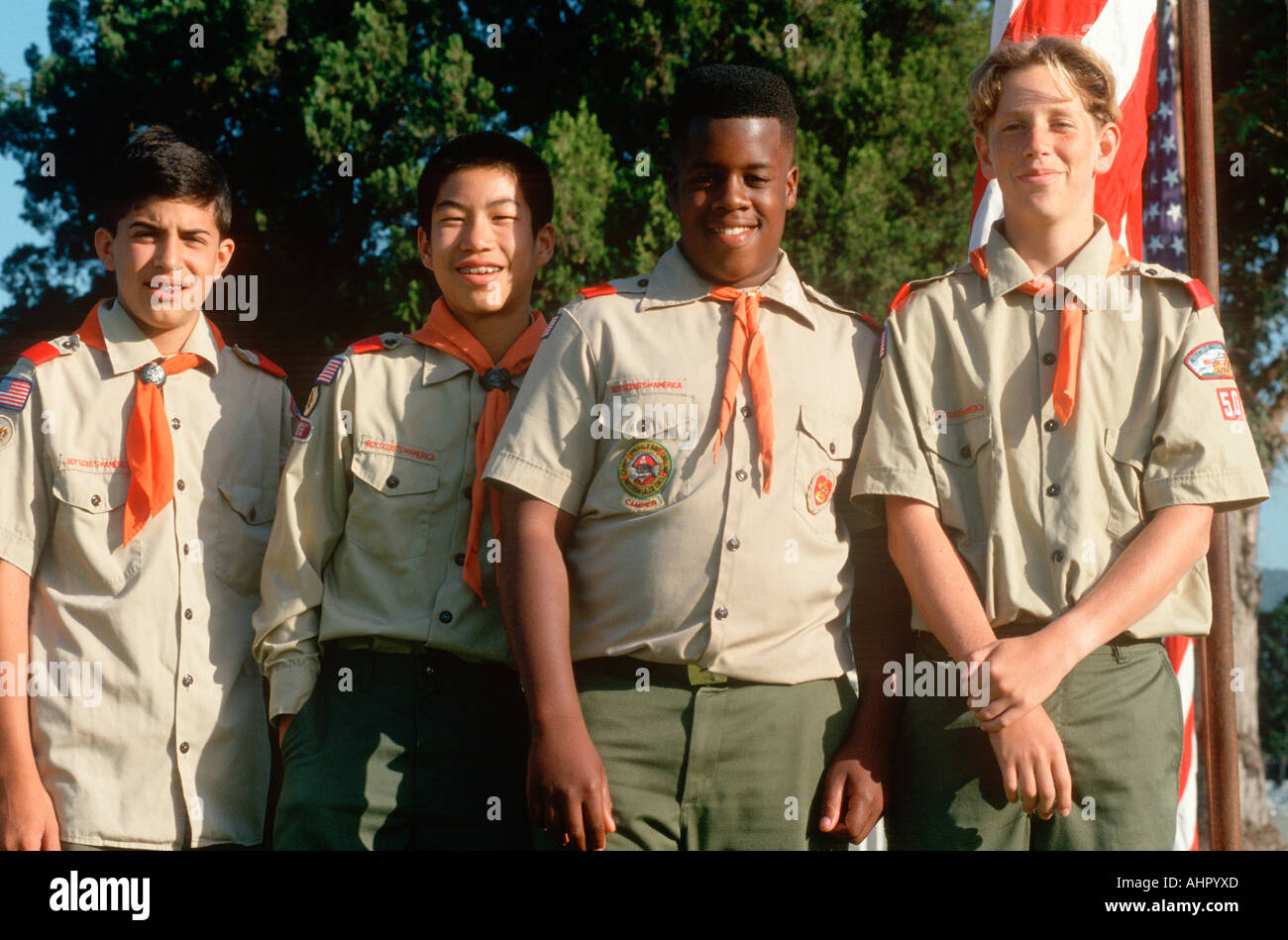 Groupe multi culturel de boy-scouts au cimetière ancien combattant s Los Angeles California Banque D'Images