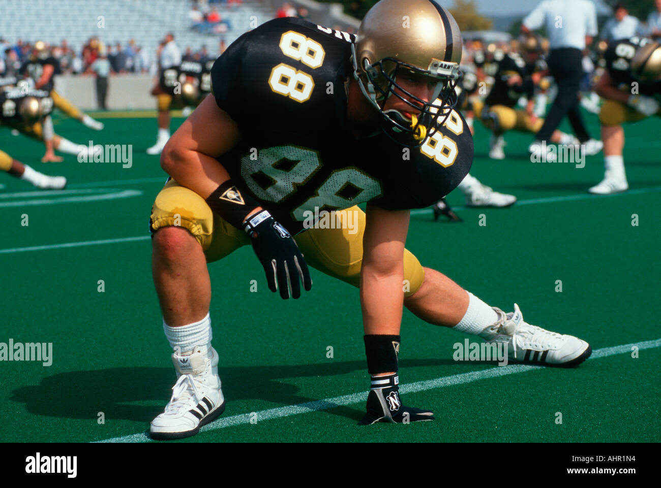 College football player faire réchauffer s'étend Banque D'Images