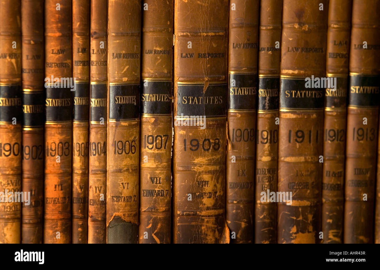 Rangée de vieux livres de droit des lois britanniques. Banque D'Images