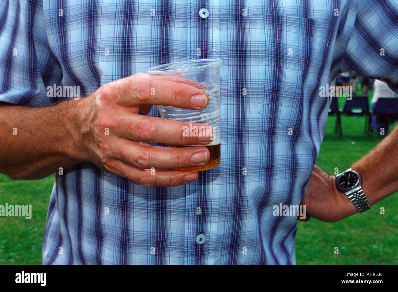 Man drinking beer in garden Banque D'Images