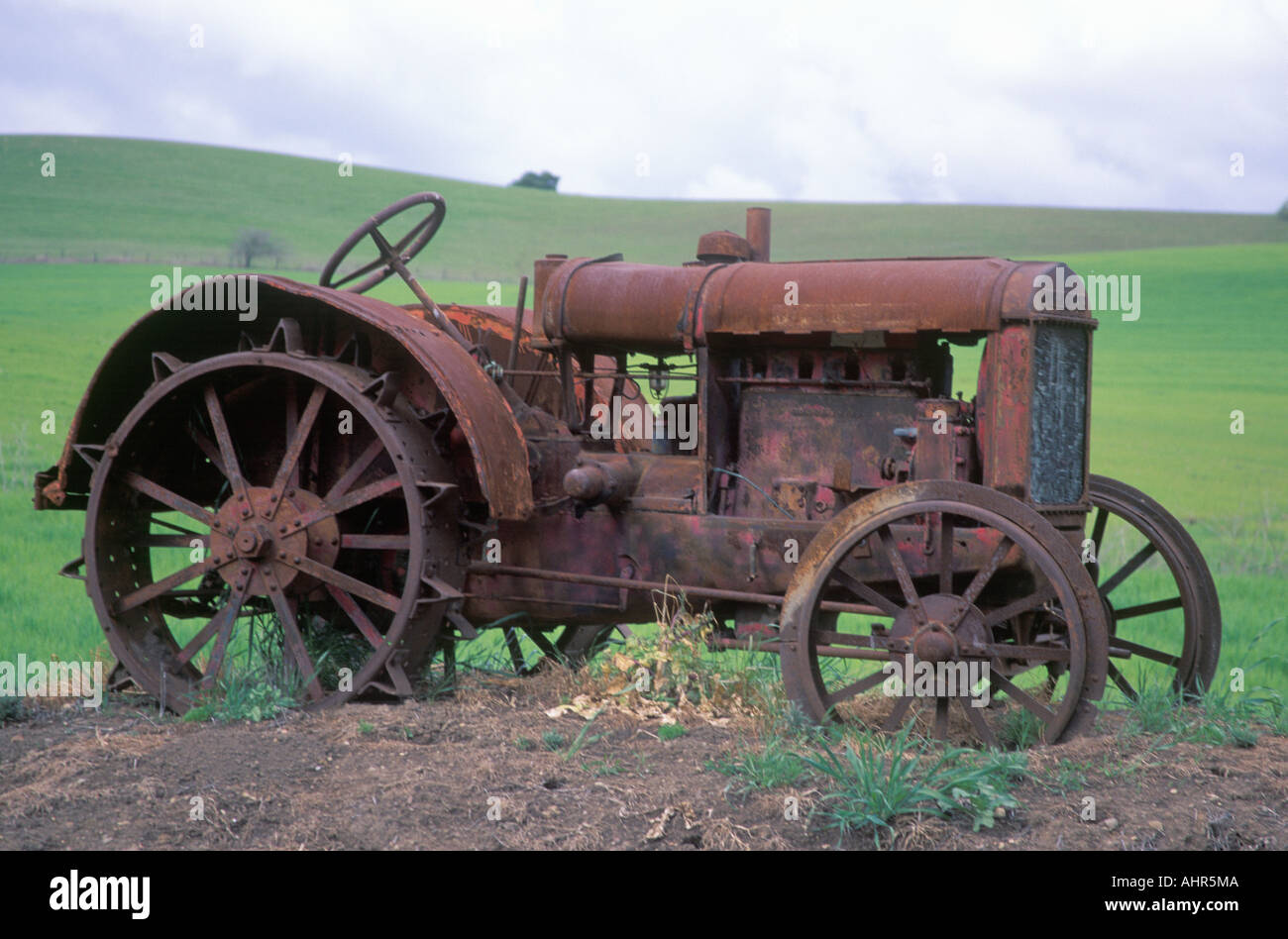 Tracteur rouillé près de Paso Robles CA Banque D'Images