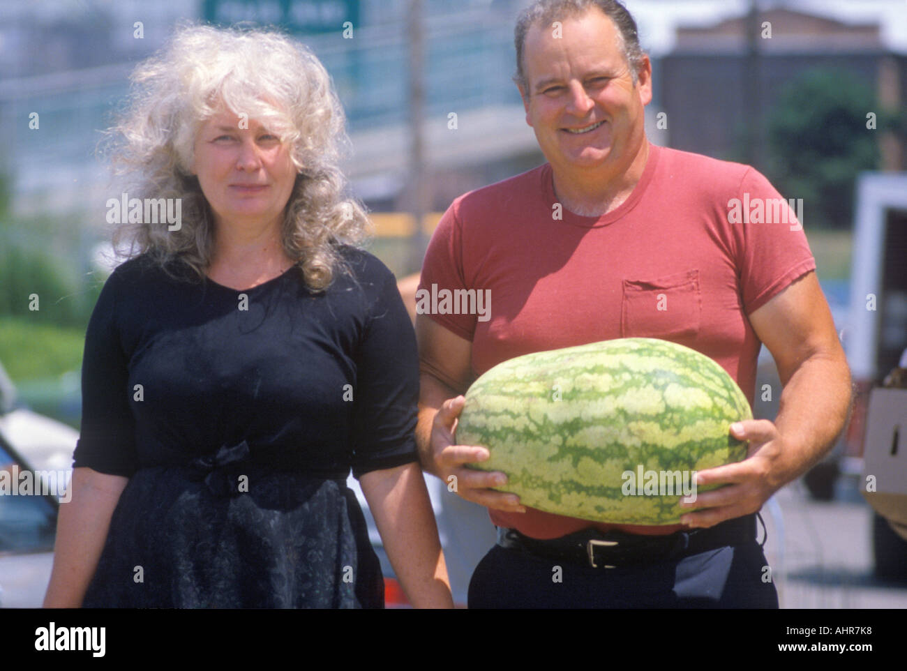 L'homme et la femme marcher avec watermelon St Louis MO Banque D'Images