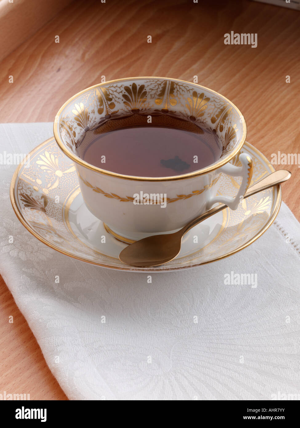Une tasse de thé et soucoupe en porcelaine fine à décor or Banque D'Images