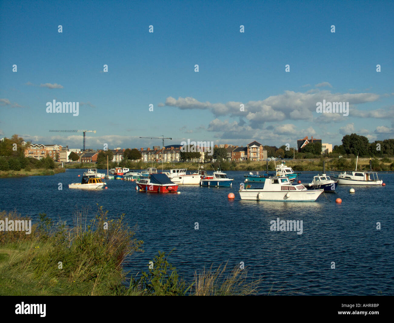 Bateaux amarrés sur la rivière Taff dans la baie de Cardiff, Wales UK Banque D'Images