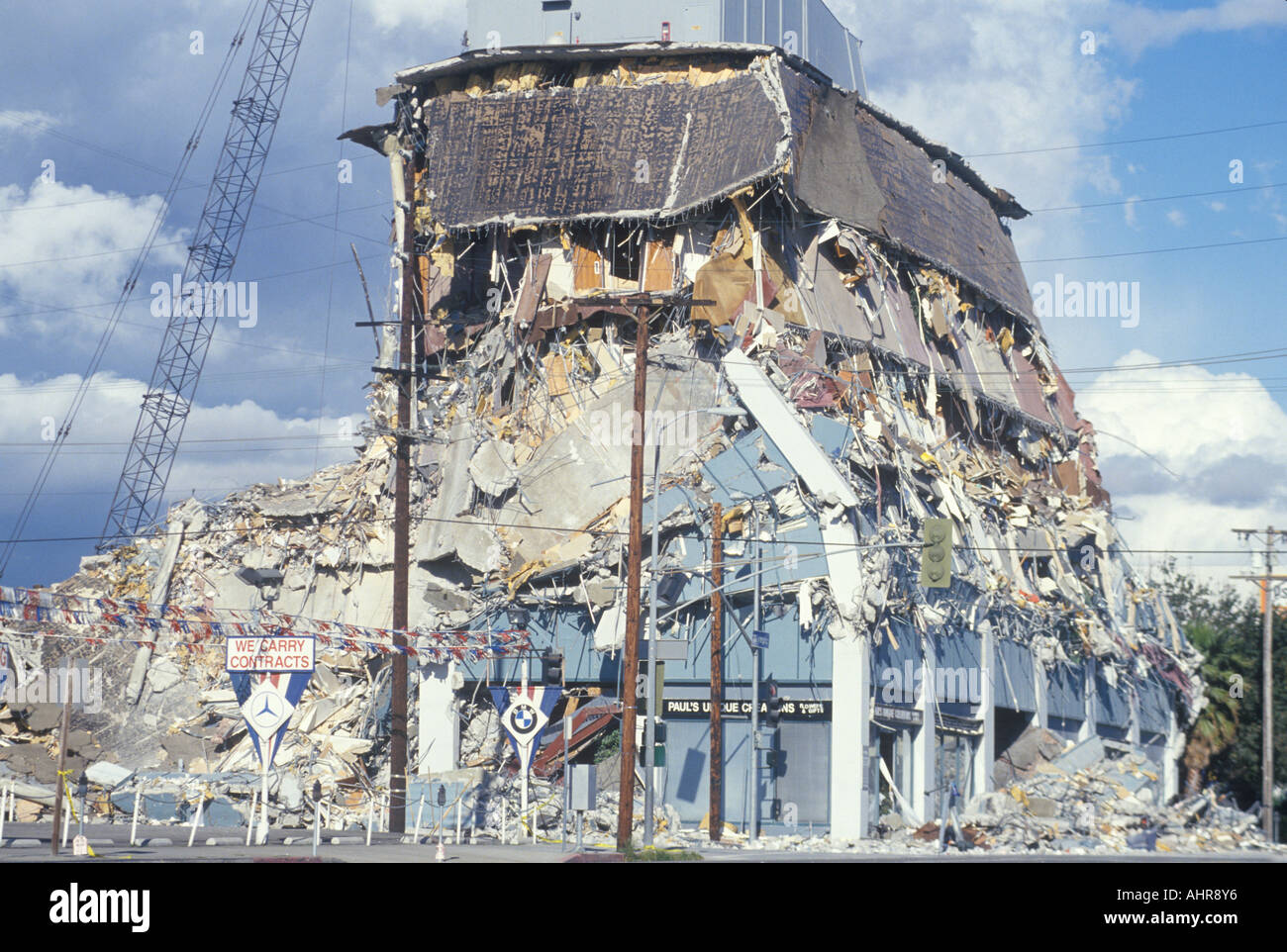 Un bâtiment démoli à l'Olympic Blvd après le tremblement de terre de Northridge en 1994 Banque D'Images