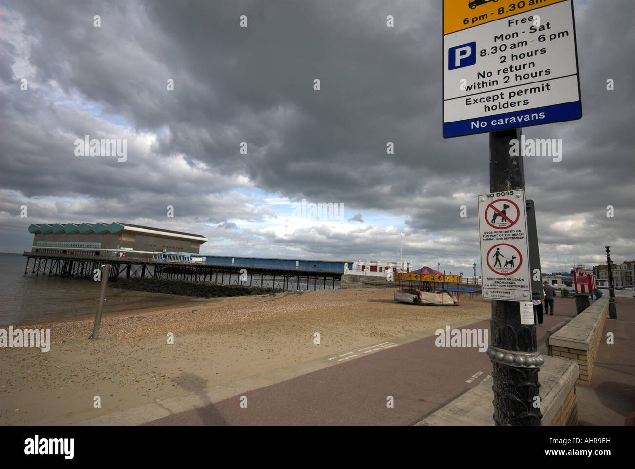 Ciel noir et des interdictions de stationnement Banque D'Images