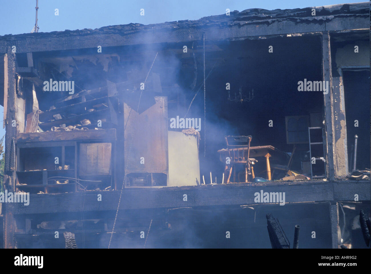 Un immeuble en feu à la suite du tremblement de terre de Northridge en 1994 Banque D'Images