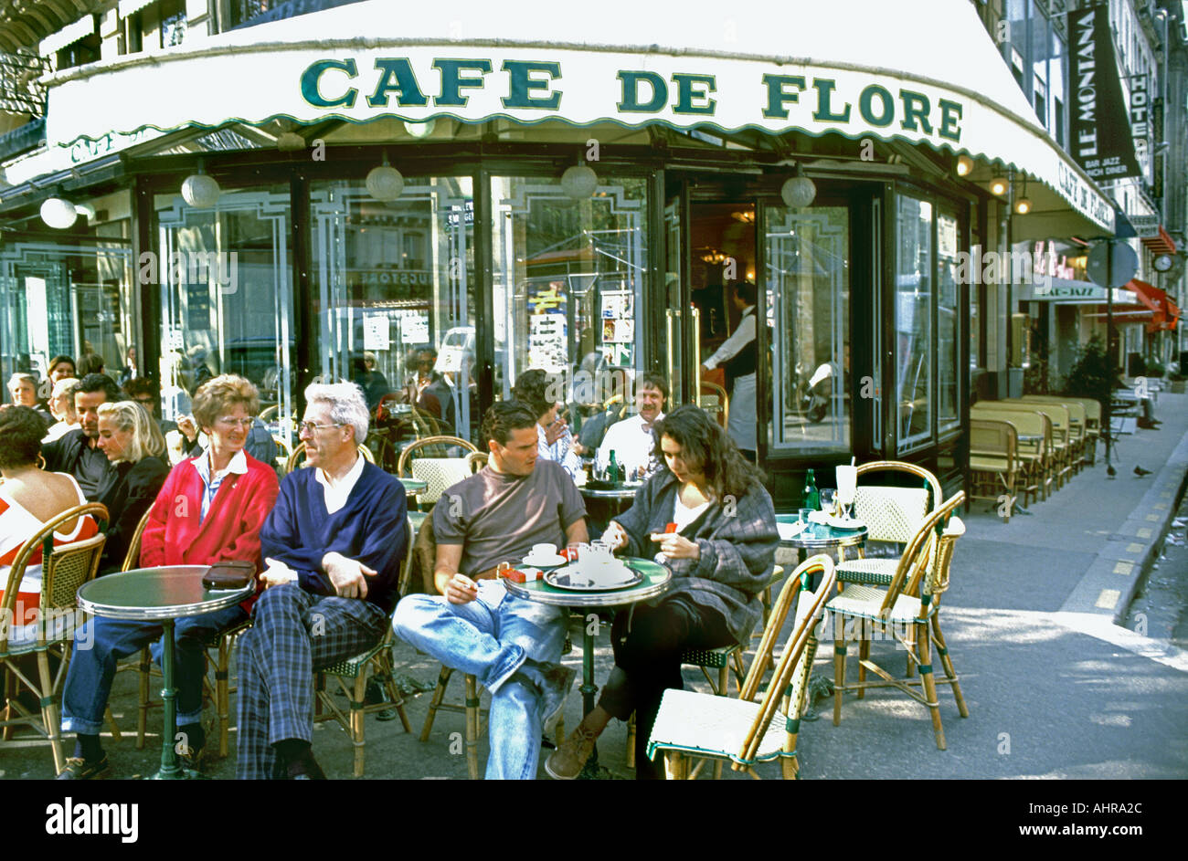 PARIS France personnes sur la terrasse de la scène de café de rue parisienne 'café de flore' couples partageant le café, Banque D'Images